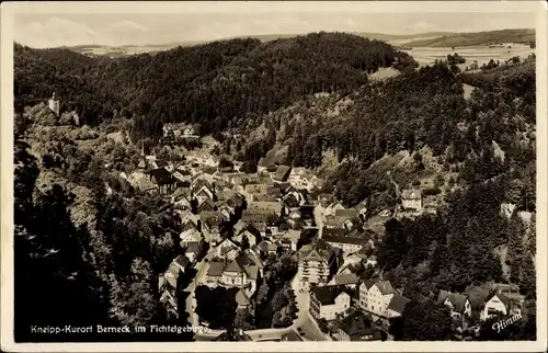 Ak Bad Berneck im Fichtelgebirge Oberfranken, Totalansicht vom Ort, Vogelschau