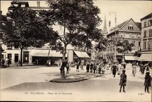 Ak Mulhouse Mülhausen Elsass Haut Rhin, Place de la Concorde, Passanten