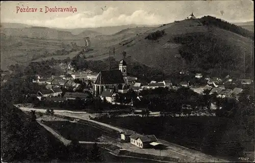 Ak Doubravník Doubrawnik Südmähren, Panoramaansicht von Ort und Umgebung, Kirche