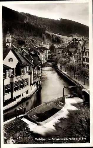 Ak Bad Wildbad im Kreis Calw Baden Württemberg, Partie an der Enz, Wehr, Hotel Sonne