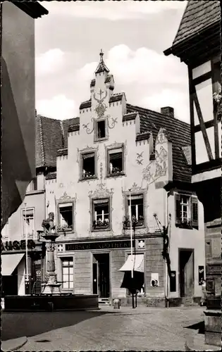 Ak Offenburg im Schwarzwald Ortenaukreis, Blick zur Hirsch Apotheke am Fischmarkt