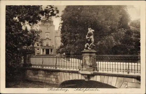 Ak Bückeburg im Kreis Schaumburg, Teilansicht der Schlossbrücke, Statue