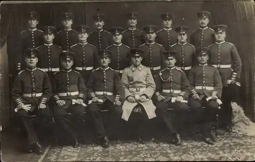 Foto Ak Deutsche Soldaten in Uniformen, Gruppenportrait, Schirmmützen