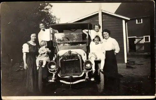 Foto Ak Familie steht an ihrem Automobil, Oldtimer, Kennzeichen 43750