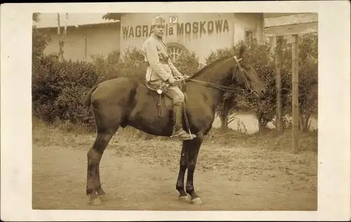 Foto Ak Russland, Junger russischer Soldat in Uniform auf einem Pferd, Trompete