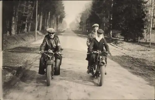 Foto Ak Frankreich, Zwei Motorräder auf einem Waldweg, Beifahrer