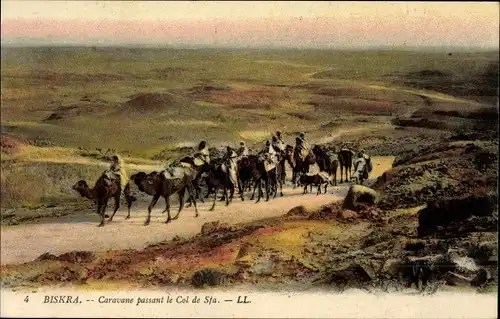 Ak Biskra Algerien, Caravane passant le Col de Sfa, Kamelkarawane