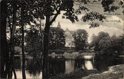 Ak Płoty Plathe Pommern, Partie an der Rega mit Blick auf Schloss