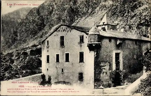 Ak Andorra la Vella Andorra, Palais de la Vallee, Casa de la Vall, Escarpements du Puig D'Anclar