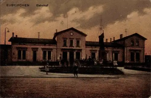 Ak Euskirchen in Nordrhein Westfalen, Bahnhof von der Straßenseite, Denkmal, Kindergruppe