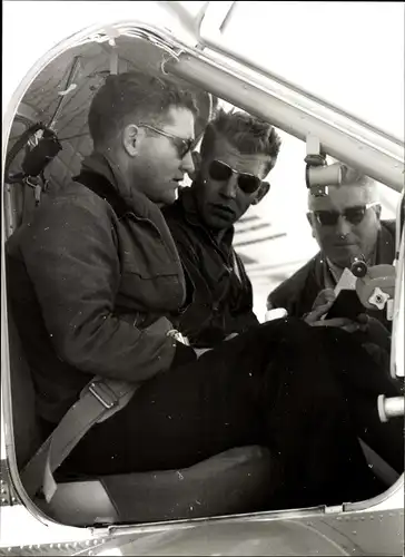 Foto Piloten sitzen in einem Dornier Flugzeug, Besprechung