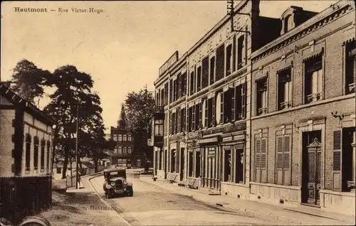 Ak Hautmont Nord, Rue Victor Hugo, Straßenpartie, Automobil