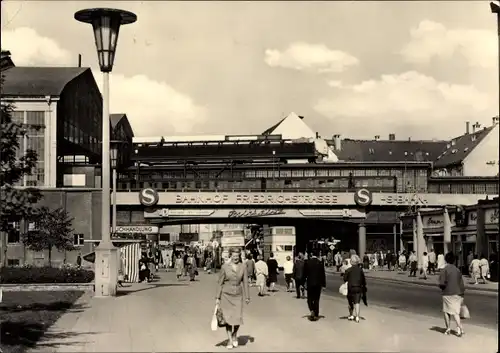 Ak Berlin Mitte, Partie am Bahnhof Friedrichstraße, Doppelstockbus, Passanten