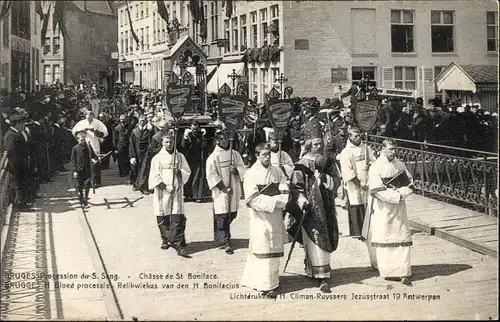 Ak Bruges Brügge Flandern Westflandern, Procession du S. Sang, Châsse de St. Boniface, Geistliche