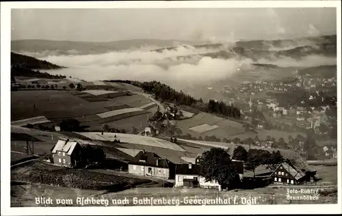 Foto Ak Sachsenberg Georgenthal Klingenthal im Vogtland, Blick vom Aschberg auf den Ort, Wolken
