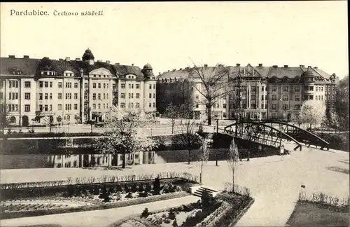 Ak Pardubice Pardubitz Stadt, Cechovo nábrezí, Brückenpartie mit Teilansicht der Stadt