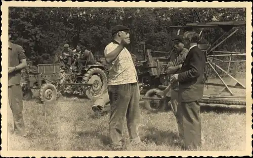 Foto Männer, Traktor, Mähdrescher, landwirtschaftliche Maschinen