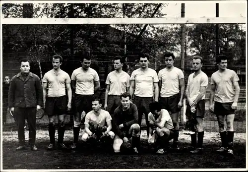 Foto Gruppenbild, Fußballmannschaft in Trikots, Tor