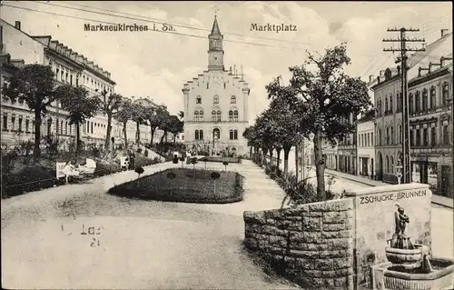 Ak Markneukirchen im Vogtland Sachsen, Partie am Marktplatz, Zschucke Brunnen, Kinderwagen 