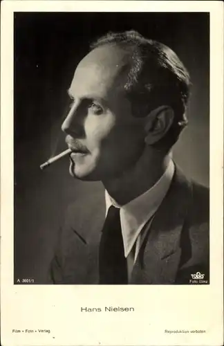 Ak Schauspieler Hans Nielsen, Portrait mit Zigarette