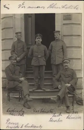 Foto Ak Deutsche Soldaten in Uniformen, Portrait vor einer Schreibstube, I. WK