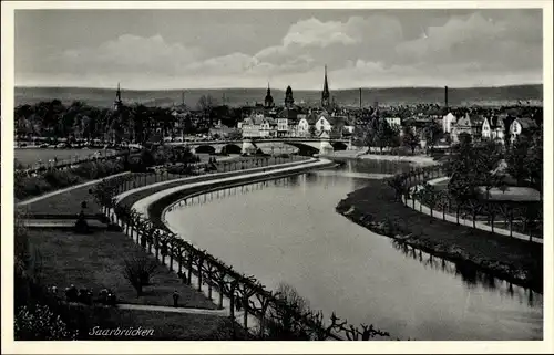 Ak Saarbrücken im Saarland, Saarpartie mit Blick auf den Ort, Brücke, Kirchturm