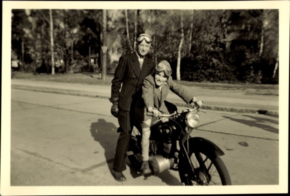 Foto Vater Mit Sohn Auf Einem Nsu Motorrad Fahrerbrillen Nr 1813619 Oldthing Ansichtskarten Verkehr Fahrzeuge