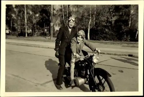 Foto Vater mit Sohn auf einem NSU Motorrad, Fahrerbrillen