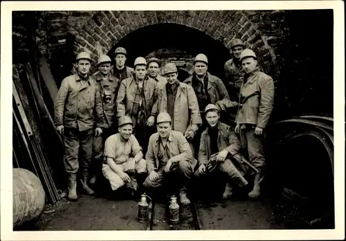 Foto Bergleute in Arbeitskleidung, Gruppenportrait vor dem Stollen, Laternen