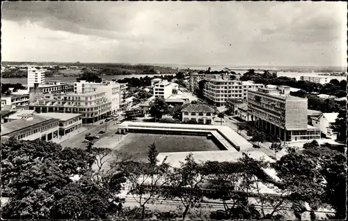 Ak Abidjan Elfenbeinküste, Place du Marché, Marktplatz, Blick über die Stadt