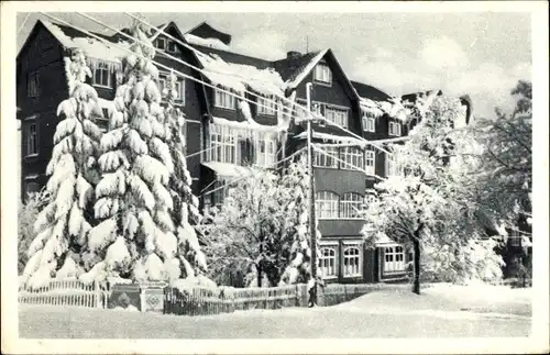 Ak Neuhaus am Rennweg Thüringen, Blick in die Eisfelder Straße, Gebäude, Winteraufnahme