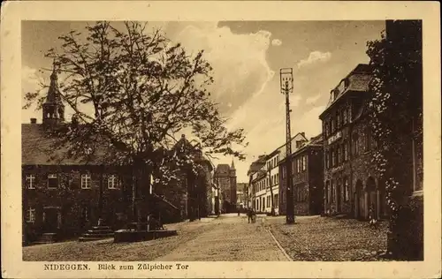 Ak Nideggen in der Eifel, Straßenpartie mit Blick zum Zülpicher Tor