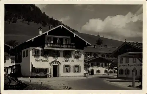 Ak Wallgau Oberbayern, Straßenpartie am Gasthaus zur Klause und am Gemischtwarenladen