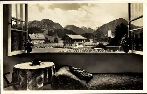 Ak Oberstdorf im Oberallgäu, Blick aus eienm Fenster des Fremdenheim Böckl auf den Ort