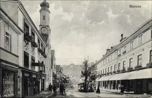 Ak Murnau am Staffelsee in Oberbayern, Straßenpartie im Ort mit Blick auf den Kirchturm