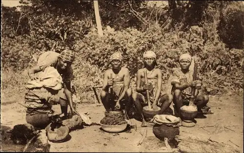 Ak Missie van Coquilhatstad, Belgisch Kongo, Missionarissen van het H. hart, Frauen mit Mörsern