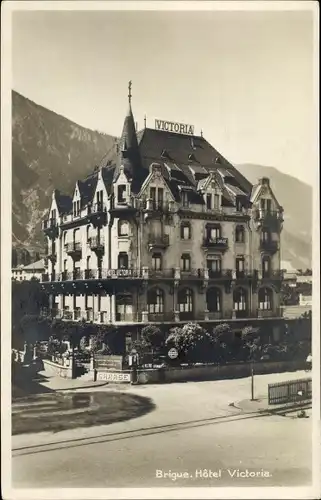 Ak Brig Brigue Glis Kt. Wallis Schweiz, Hôtel Victoria, Zapfsäule