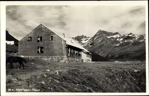 Ak Vorarlberg in Österreich, Blick auf das Madlener Haus, Pferd