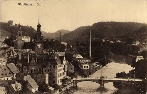 Ak Waldheim in Mittelsachsen, Flusspartie mit Teilansicht der Stadt, Brücke, Rathaus, Nicolaikirche