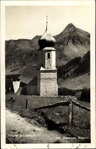 Ak Damüls in Vorarlberg, Blick auf die Kirche, Berge im Hintergrund