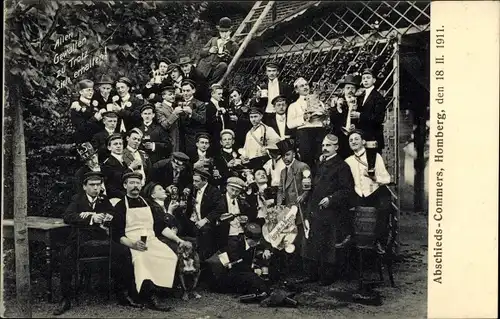 Studentika Ak Homberg an der Efze in Hessen, Abschiedscommers 1911, Studenten mit Bierkrügen, Hund