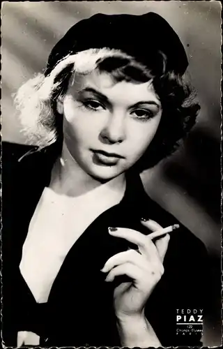 Ak Schauspielerin Françoise Arnoul, Portrait, Zigarette rauchend, Teddy Piaz