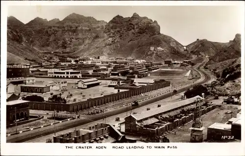 Ak Aden Crater Jemen, View of the Road leading to Main Pass