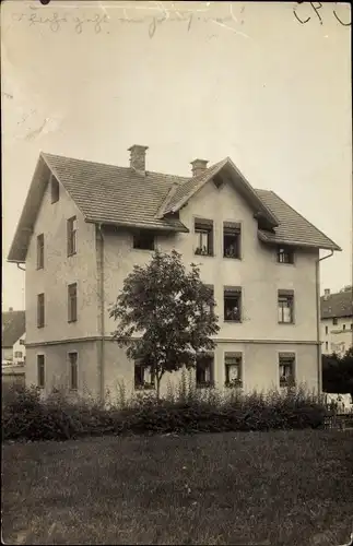 Foto Ak Kempten im Allgäu Schwaben, Blick auf ein Wohnhaus, Anwohner an den Fenstern