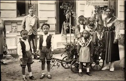 Foto Ak Gruß aus Schweden, Kostümierte in Trachten, Kinder, Holzkarren