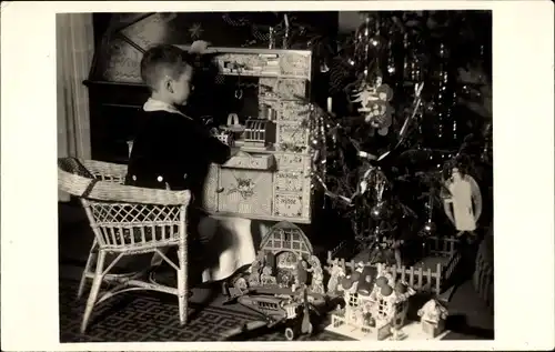 Foto Ak Frohe Weihnachten, Junge am Tannenbaum, Geschenke, Spielzeuggeschäft, JD 1727 Flugzeug