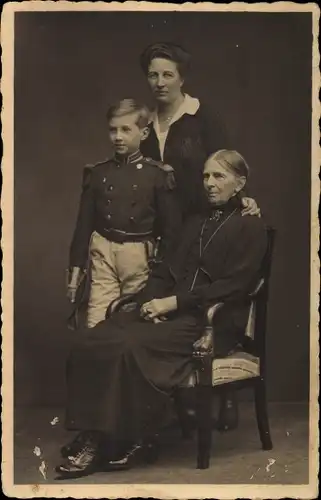 Foto Ak Junge in Uniform, Militärische Erziehung, Großmutter, Mutter, Portrait