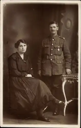 Foto Ak Britischer Soldat in Uniform, Portrait mit Frau, Orden, I. WK