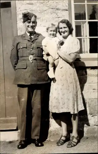 Foto Ak Britischer Soldat in Uniform, Portrait mit Frau und Kind