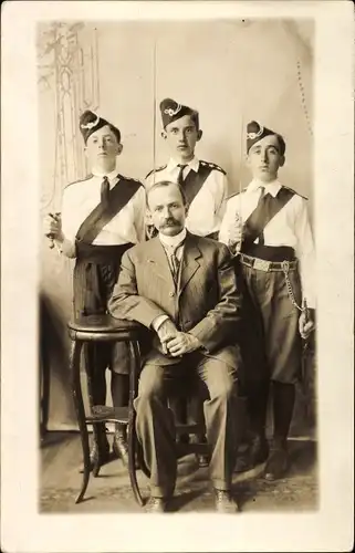 Foto Ak Kanada, Drei junge Männer in Uniformen, Degen, Ehrendolch, Gürtelschnalle KSF